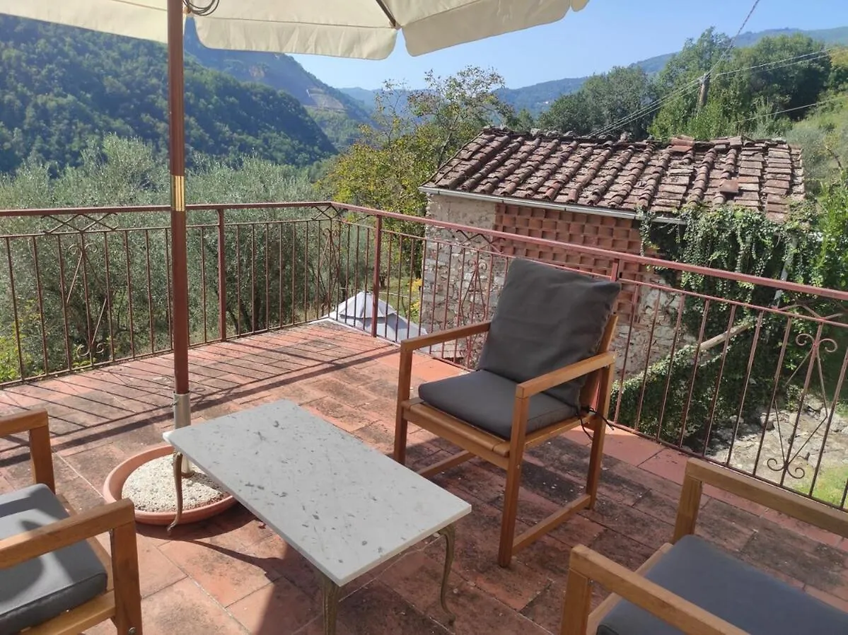 Traditional Tuscan Farmhouse Lucca District - Sleeps 6 Diecimo 0*,  Włochy
